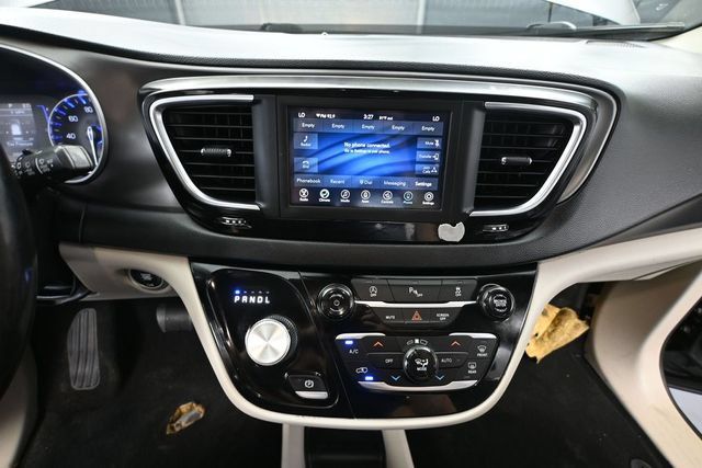 Used 2020 Chrysler Pacifica Touring-L FWD image 24