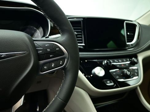 Used 2022 Chrysler Pacifica Limited image 22