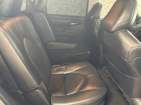 Used 2023 Toyota Highlander XLE FWD image 12