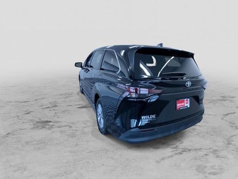 Used 2026 Toyota Sienna LE FWD image 8