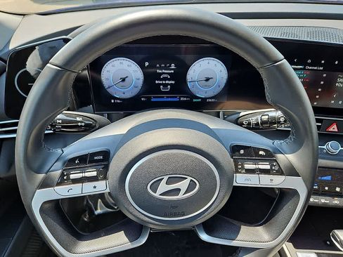 Used 2025 Hyundai Elantra Limited FWD image 19