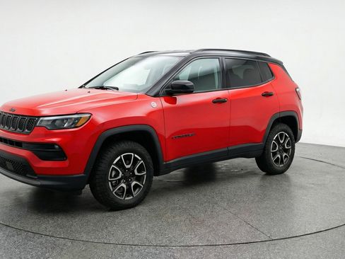 Used 2025 Jeep Compass Trailhawk image 3