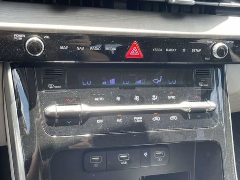 Used 2024 Kia Carnival EX FWD image 38