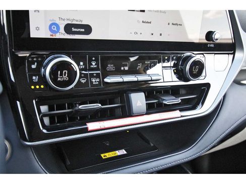 Used 2025 Toyota Highlander Platinum AWD/4WD image 25