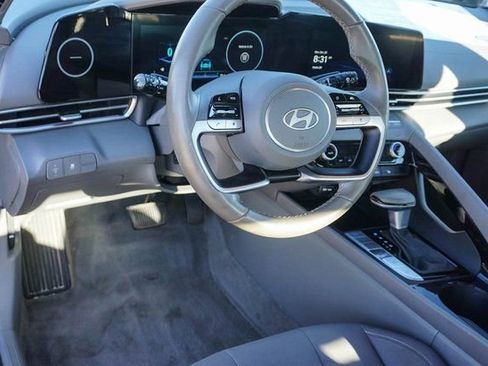Used 2024 Hyundai Elantra SEL w/ Convenience Package image 9