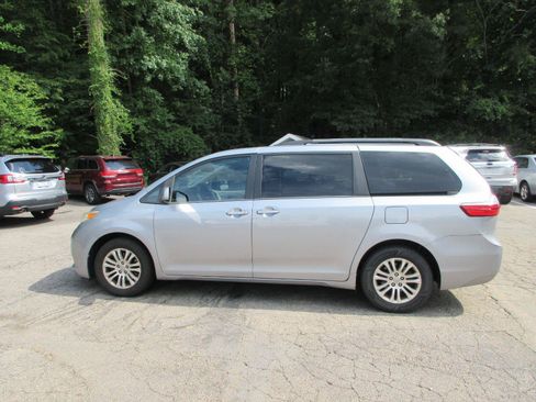 Used 2017 Toyota Sienna XLE w/ XLE Navigation Package FWD image 5