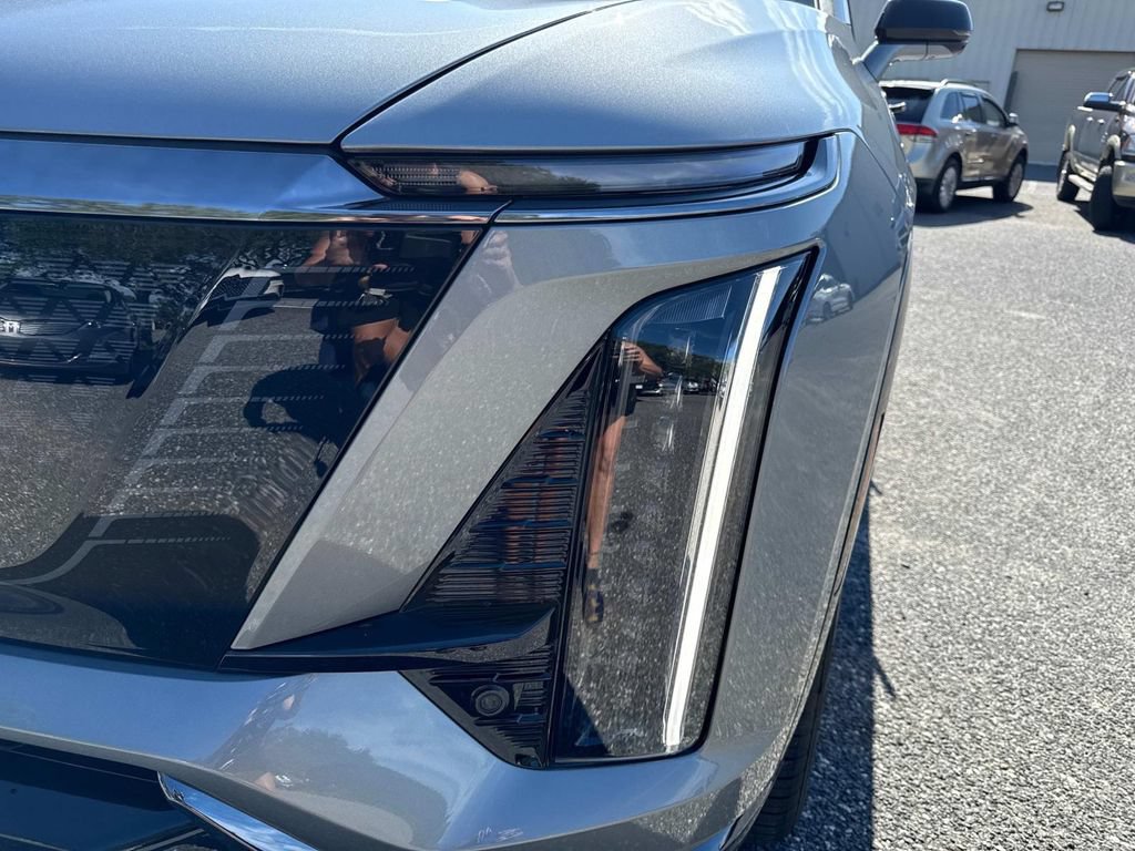New 2026 Cadillac Vistiq Sport w/ LPO, Floor Liner Package AWD/4WD image 9