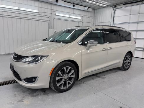 Used 2017 Chrysler Pacifica Limited w/ UConnect Theater Package FWD image 12