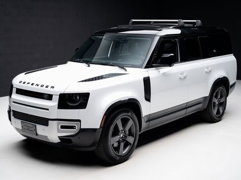 Used 2023 Land Rover Defender 130 SE image 5