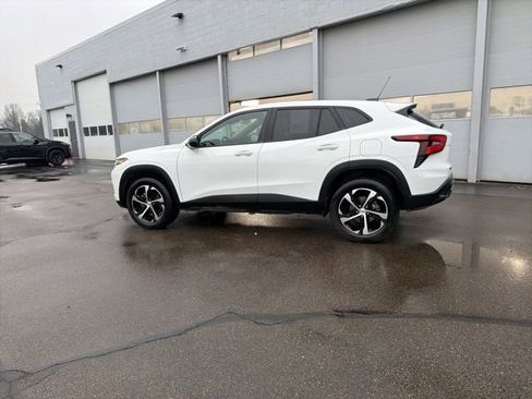 Used 2025 Chevrolet Trax RS w/ Sunroof Package image 14