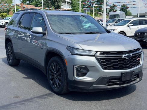 Used 2023 Chevrolet Traverse RS FWD image 3