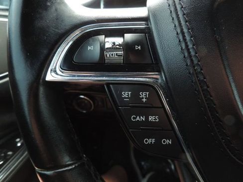 Used 2018 Lincoln Continental Select image 27