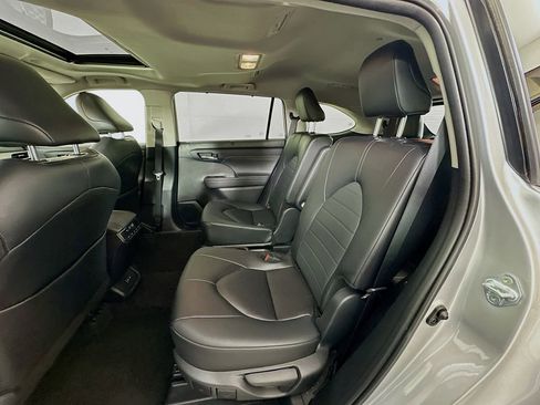 Used 2024 Toyota Highlander XLE image 25