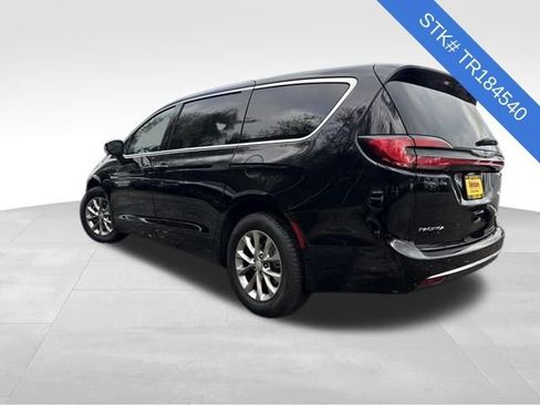 New 2026 Chrysler Pacifica Select image 5