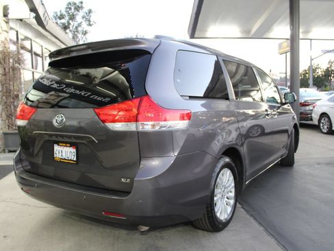 Used 2013 Toyota Sienna XLE FWD image 5