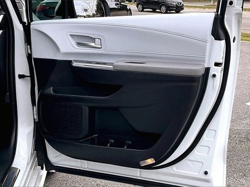 Used 2025 Toyota Sienna XLE image 29