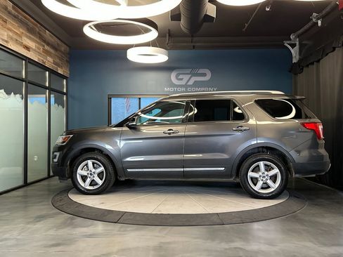 Used 2017 Ford Explorer XLT image 6