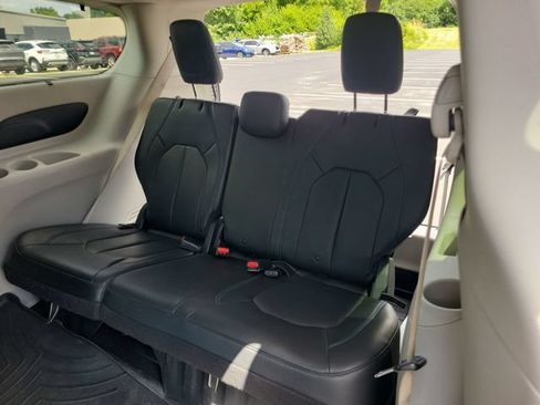 Used 2021 Chrysler Pacifica Touring-L FWD image 39