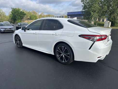 Used 2019 Toyota Camry SE w/ Convenience Package image 3