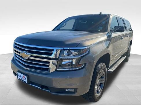 Used 2017 Chevrolet Suburban LT image 4