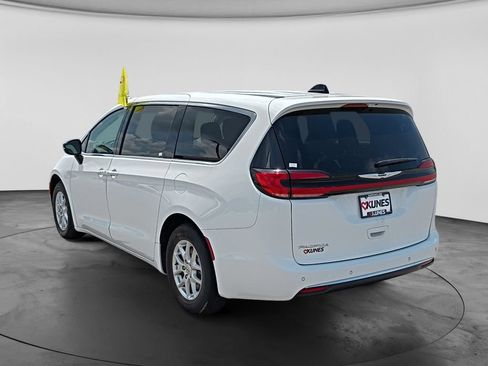 Used 2024 Chrysler Pacifica Touring-L FWD image 7