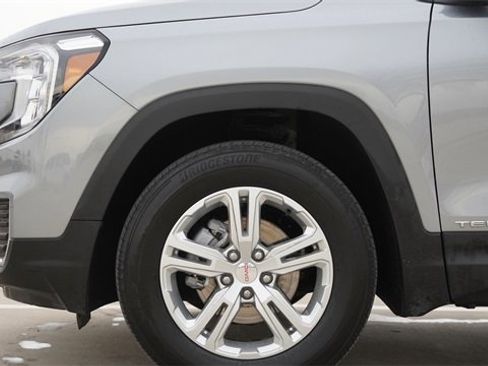 Used 2024 GMC Terrain SLE image 5