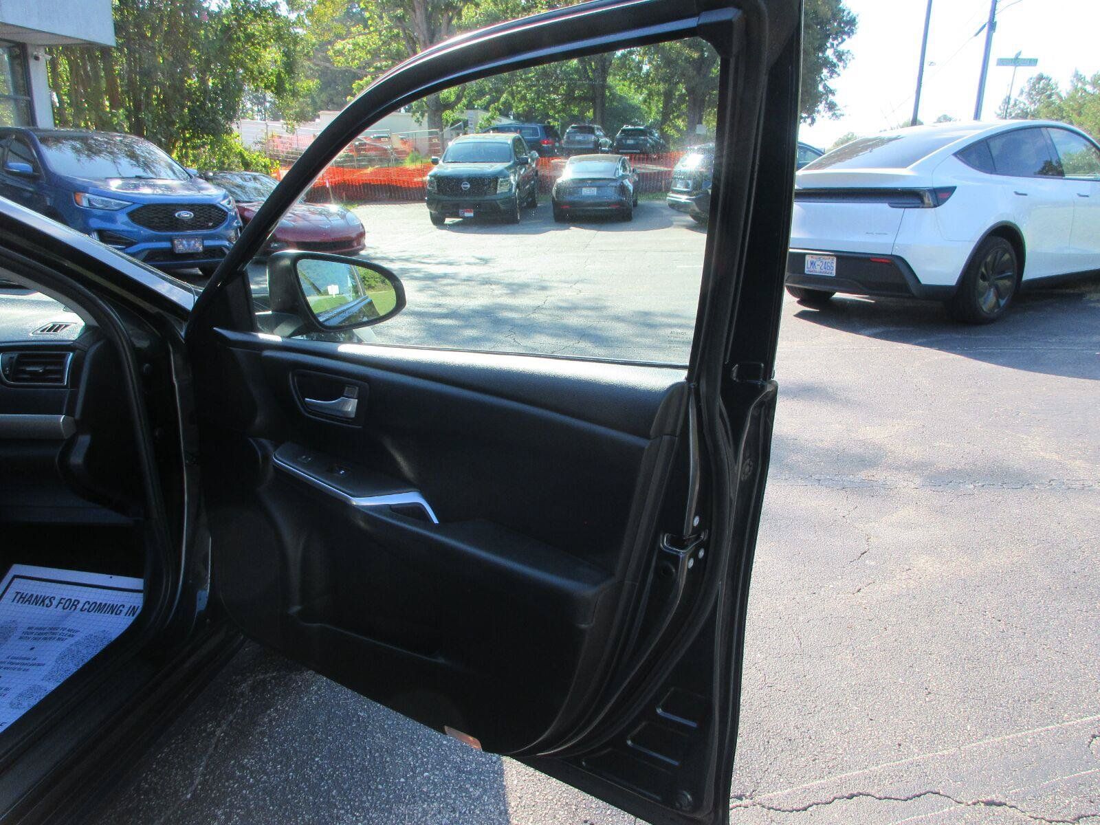 Used 2016 Toyota Camry SE w/ Moonroof Package FWD image 12