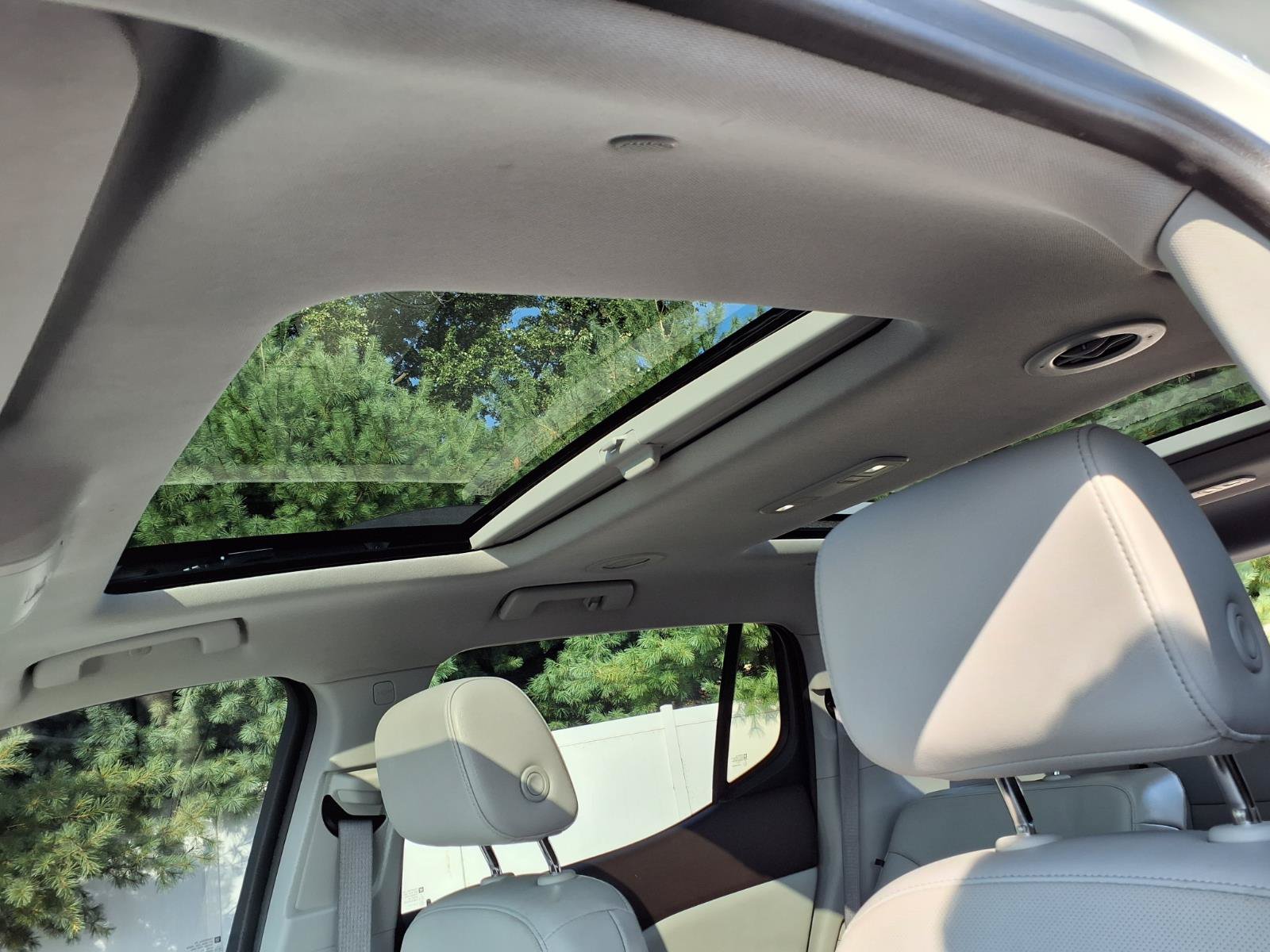 Used 2022 GMC Acadia SLT w/ Preferred Package FWD image 26