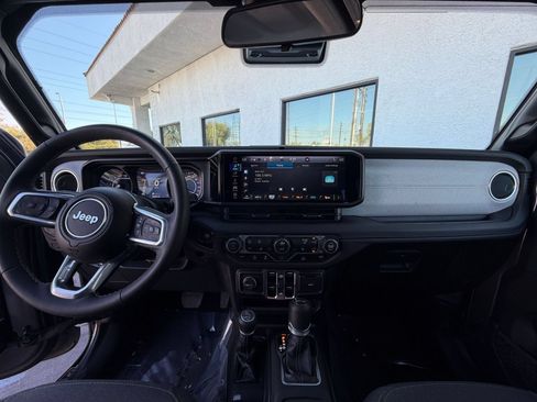 Used 2025 Jeep Wrangler Unlimited Sahara AWD/4WD image 33
