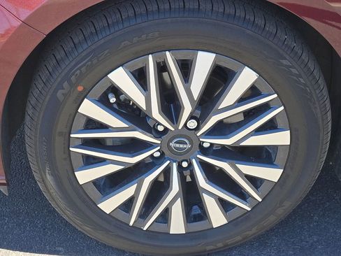 Used 2025 Nissan Altima 2.5 SV image 8