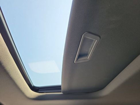 Used 2025 Chevrolet Trax RS w/ Sunroof Package FWD image 26