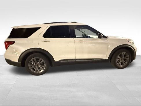 Used 2024 Ford Explorer XLT w/ Equipment Group 202A image 9