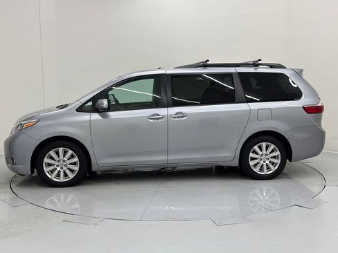 Used 2017 Toyota Sienna AWD image 2