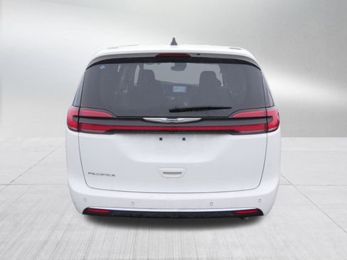 Certified 2023 Chrysler Pacifica Touring-L image 6