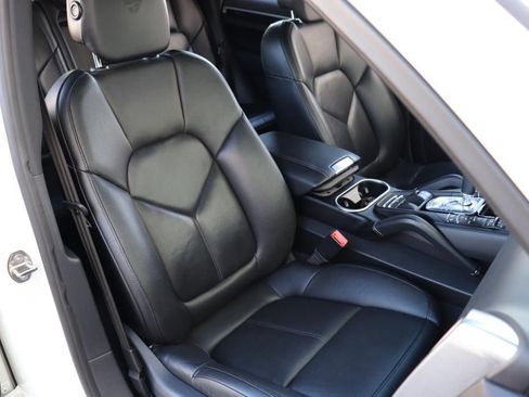 Used 2018 Porsche Cayenne Platinum Edition w/ Premium Package image 33