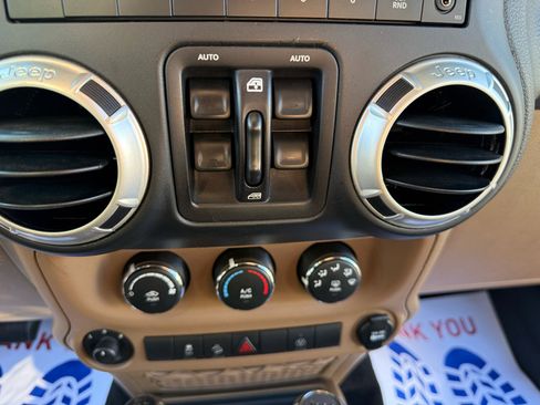 Used 2018 Jeep Wrangler Unlimited Rubicon w/ Connectivity Group image 18