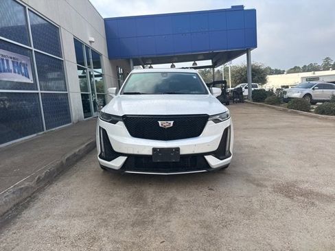 Used 2022 Cadillac XT6 Sport w/ Technology Package image 3