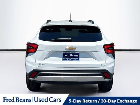 Used 2025 Chevrolet Trax LT FWD image 8