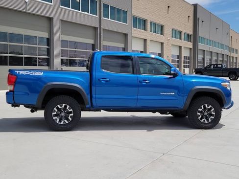 Used 2017 Toyota Tacoma TRD Off-Road AWD/4WD image 2