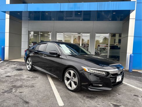Used 2018 Honda Accord Touring image 2