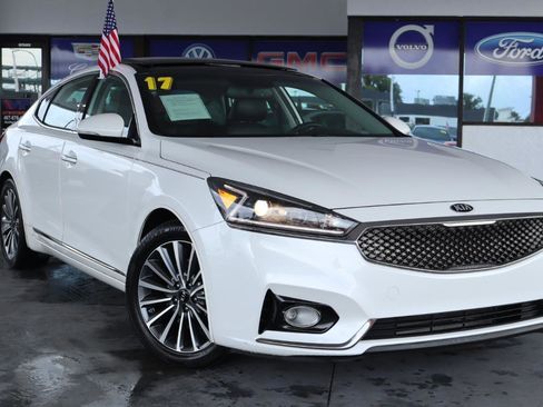 Used 2017 Kia Cadenza Premium w/ Luxury Package FWD image 2