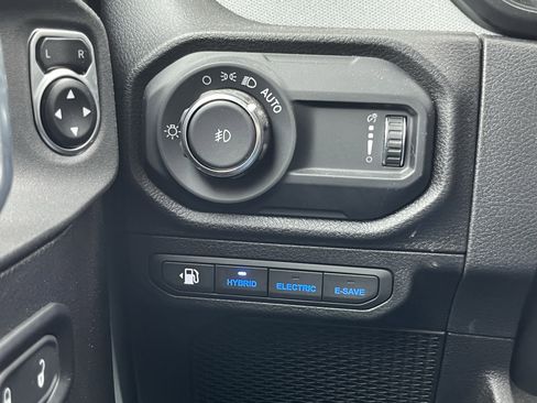 Used 2024 Jeep Wrangler Unlimited w/ Convenience Group image 34