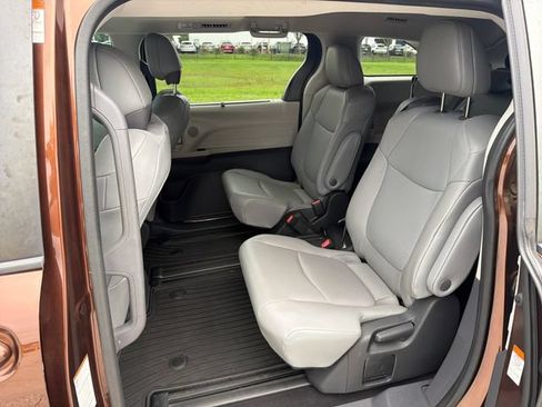Used 2022 Toyota Sienna XLE FWD image 12