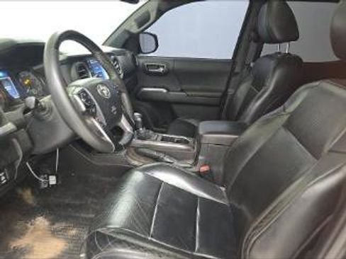 Used 2022 Toyota Tacoma TRD Sport w/ TRD Premium Sport Package AWD/4WD image 18