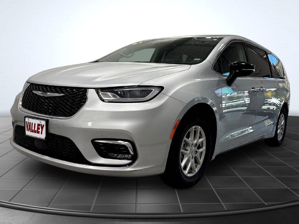 Used 2024 Chrysler Pacifica Touring-L FWD image 3