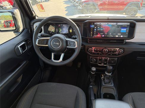 Used 2025 Jeep Wrangler Sahara image 21