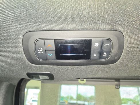 Used 2025 Chrysler Pacifica Limited FWD image 32