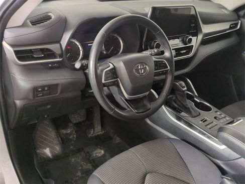 Used 2024 Toyota Highlander LE image 10
