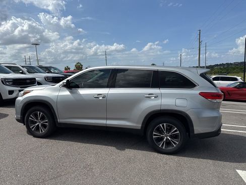 Used 2019 Toyota Highlander LE FWD image 4