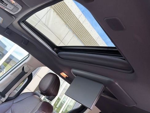 Used 2023 Toyota Sienna Platinum FWD image 33